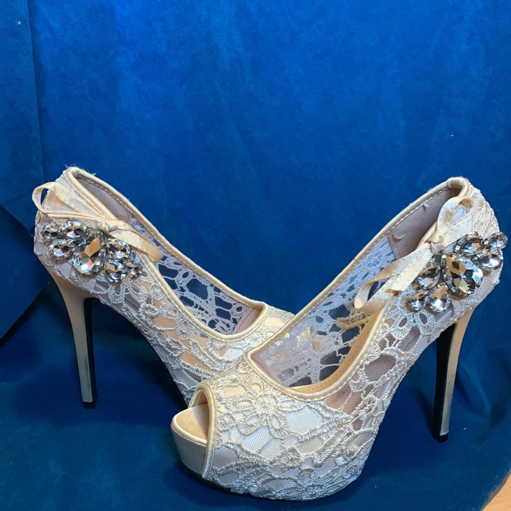 Sexy MM size 39 cream, coloured lace platform heels with jewels. Like new